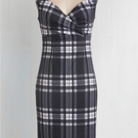 Rock Steady Plaid Wiggle Dress - Picture 4 of 4